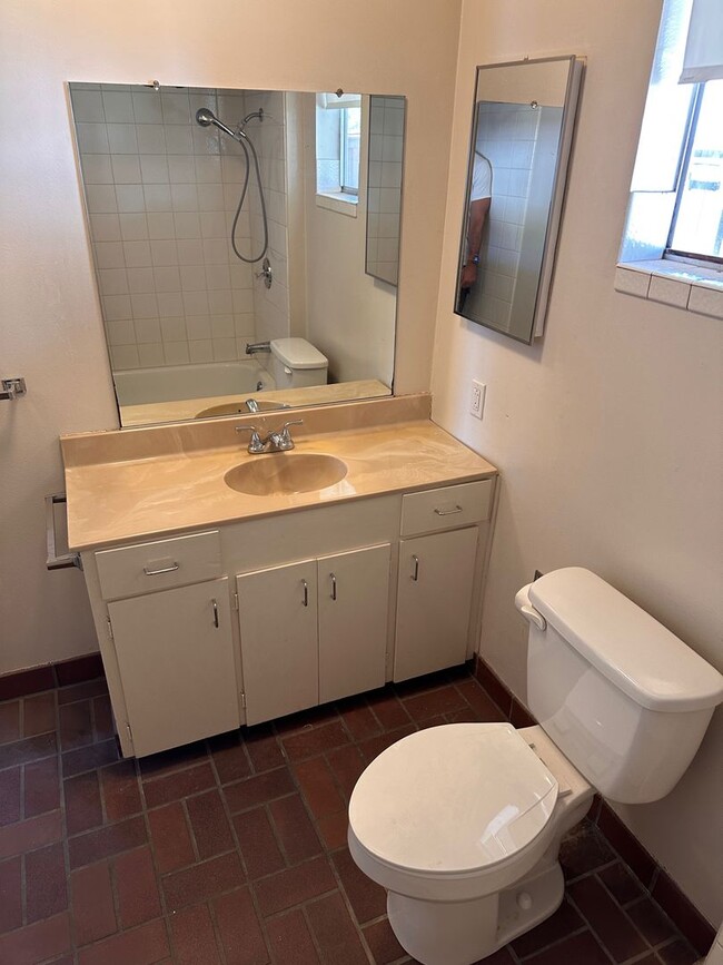 Building Photo - East Sacramento 1 Bed House on Large Lot