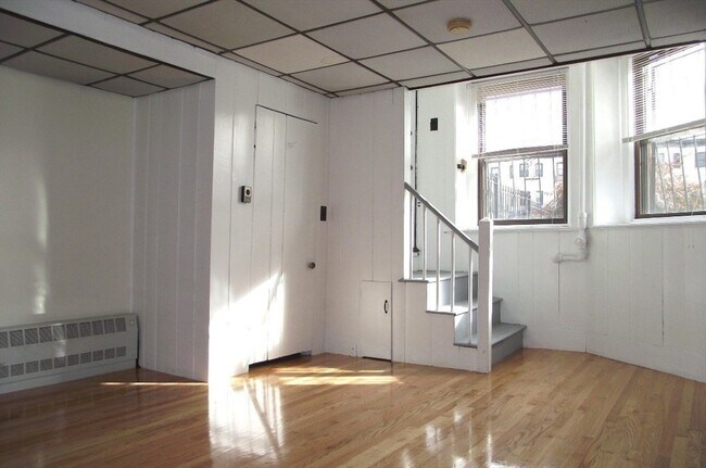 Building Photo - 924 Beacon St