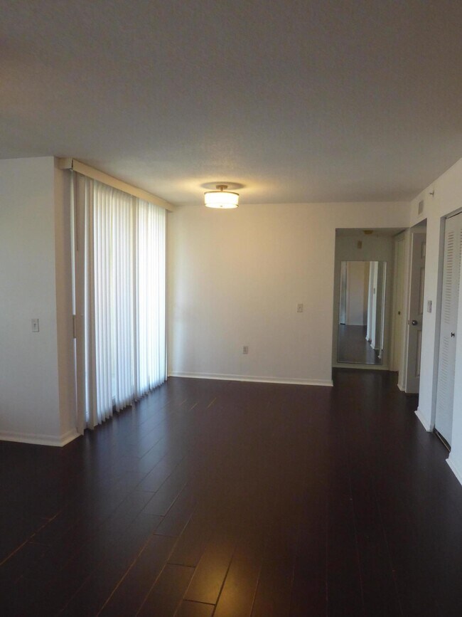 Building Photo - 409 Villa Cir