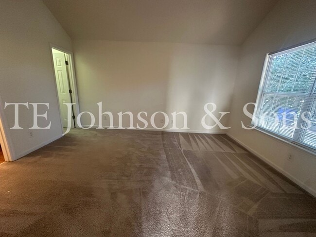 Building Photo - Spacious 3 Bedroom with Main Level Primary Suite