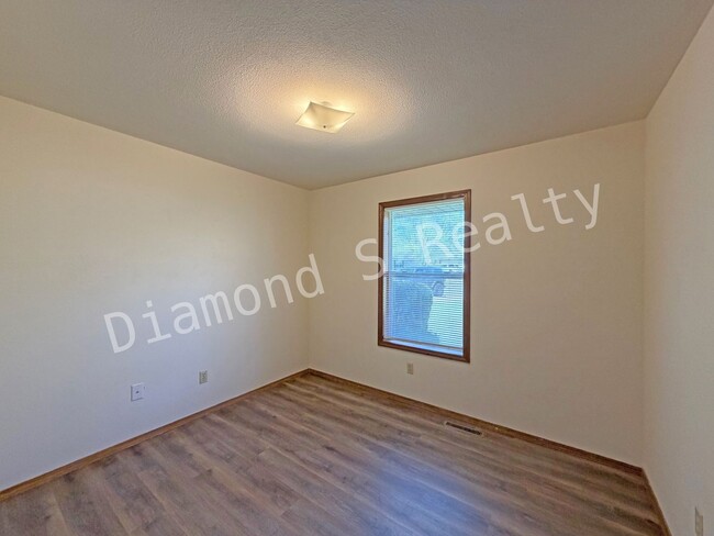 Building Photo - Cute and Clean 3-Bedroom Home Available in Southwest Spfd