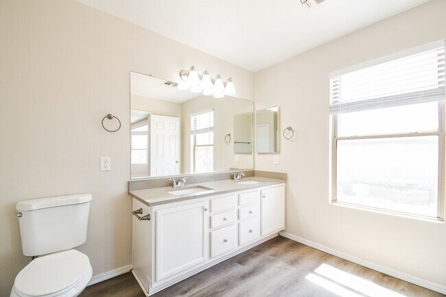 Building Photo - 11011 E Florian Ave