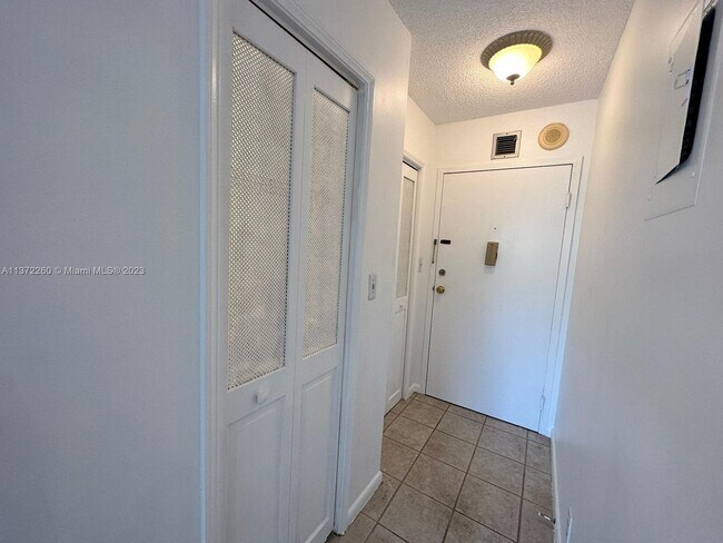 Building Photo - 900 NE 18th Ave