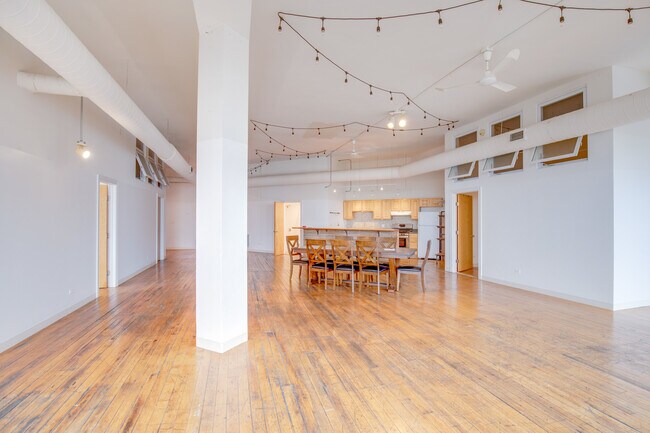 Building Photo - 1278 N Milwaukee Ave