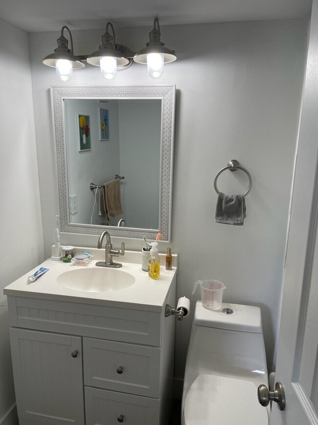 Building Photo - 2052 Cornwall C