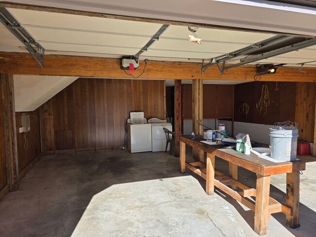 Building Photo - Large home close to Lyon