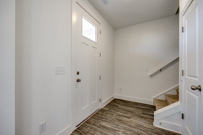 Building Photo - 913 W Virginia Ave