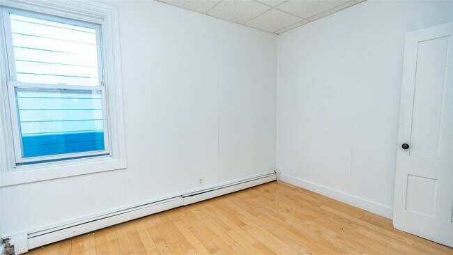Building Photo - 2 br, 1 bath Triplex - 74 Vernon Street 2A