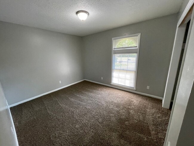 Building Photo - Ranch 3-Bedroom home !!