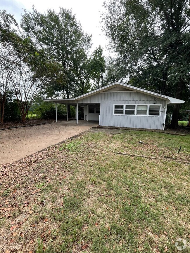 Building Photo - 2 bedroom House with fenced yard