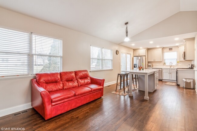 Building Photo - 2043 University Dr