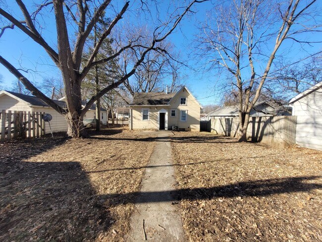 Building Photo - Pet Friendly 2 Bedroom Home with detached garage!