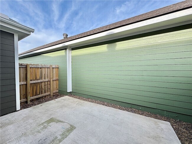 Building Photo - 708 NE Hts Ln