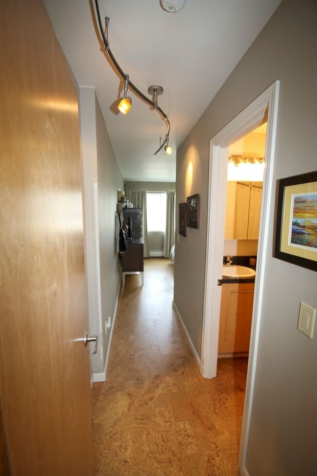 Building Photo - 3 Bedroom Townhouse!