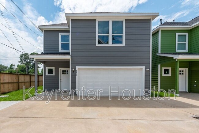 Building Photo - 8203 Woodlyn Rd