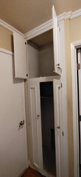 Hall Storage - 250 Parkside Gln