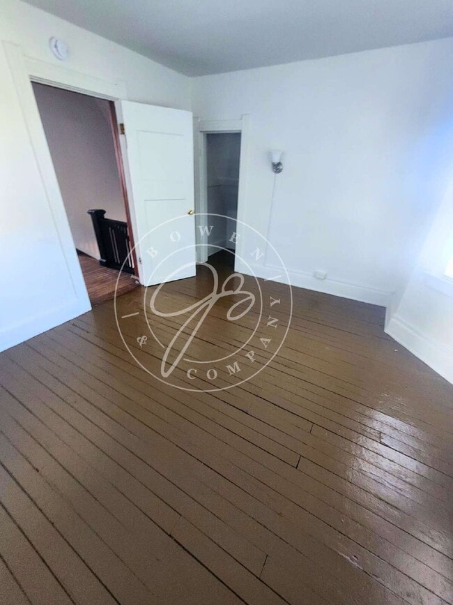 Building Photo - 4 bed 2 bath with 1st floor bedroom and ba...