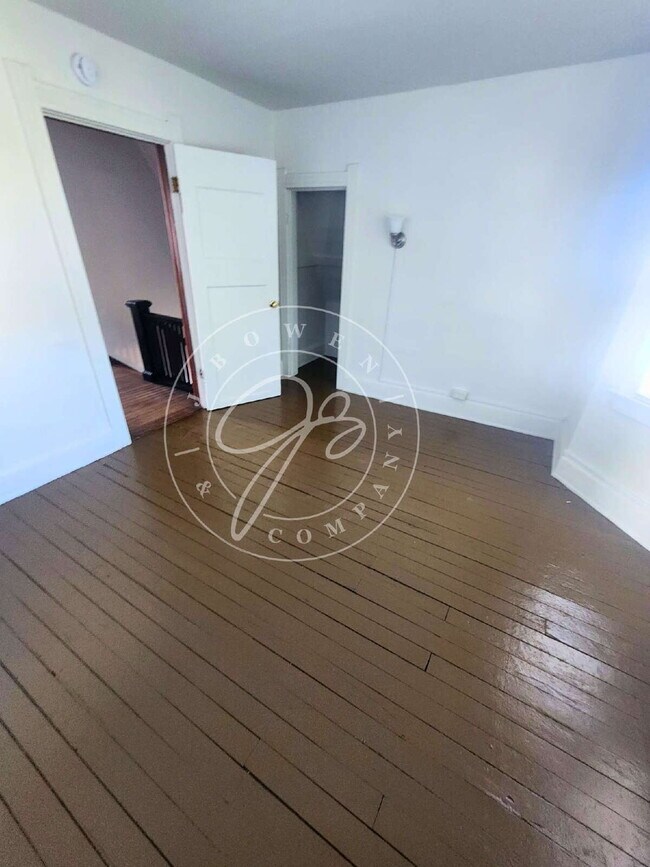 Building Photo - Section 8 and all programs welcome! 4 bed ...