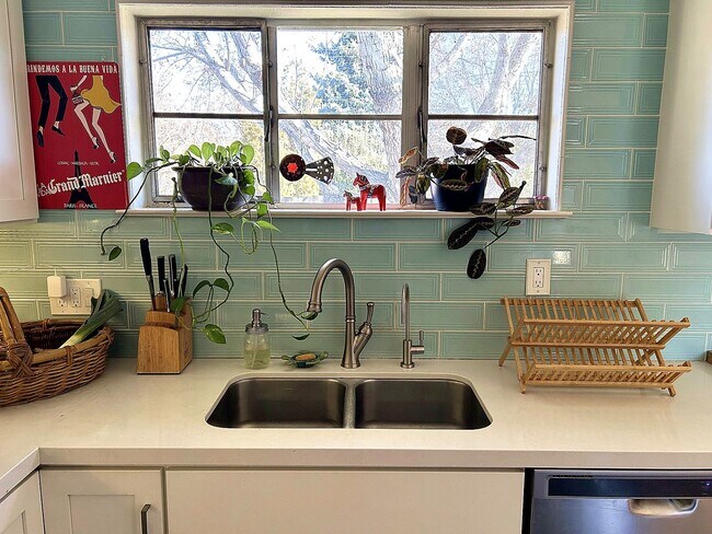 Building Photo - Beautiful Old Southwest Reno Home with Huge Private Yard