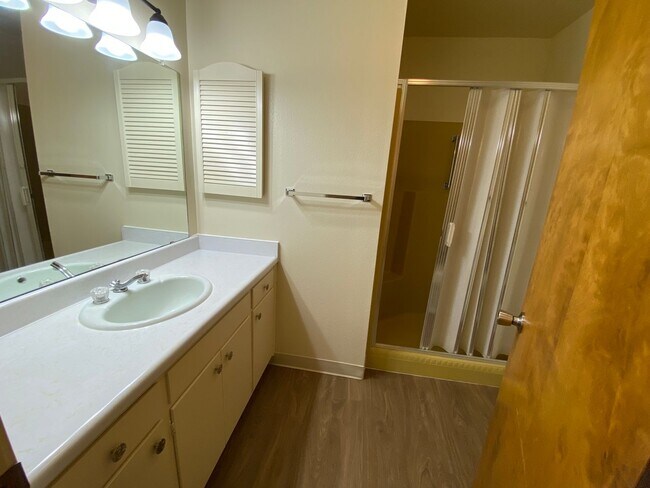 Building Photo - Cozy apartment for rent in Visalia