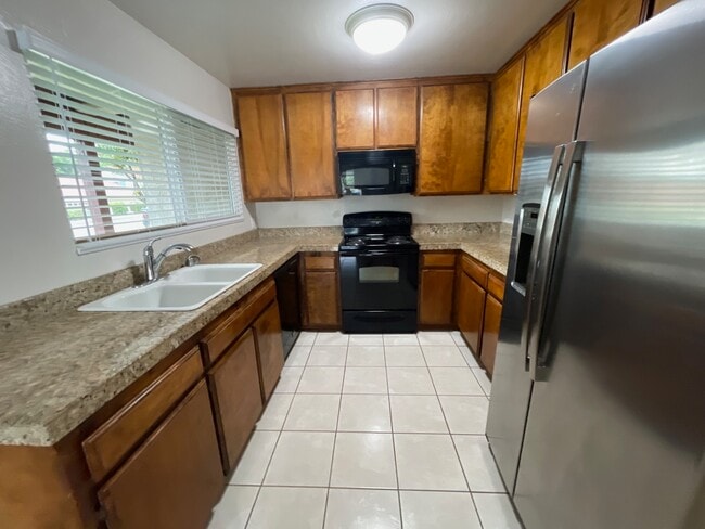 Building Photo - 2506 Levante St