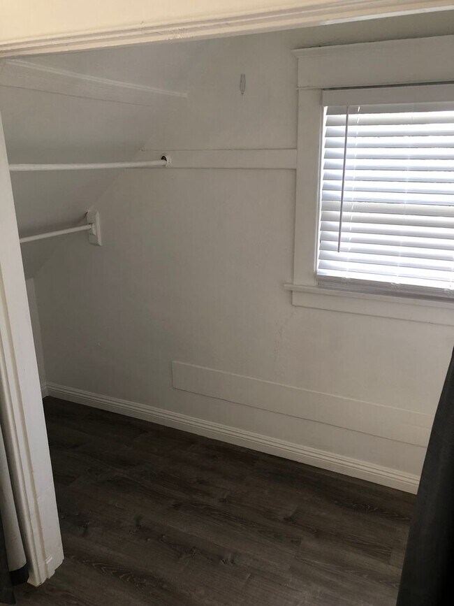 Building Photo - Lower 1 Bedroom Backhouse near Downtown Lo...