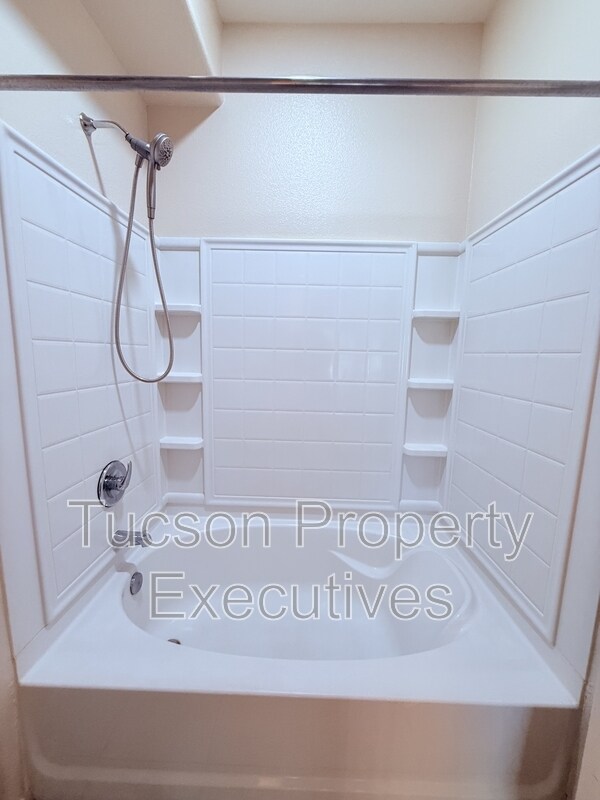 Building Photo - 2550 E River Rd