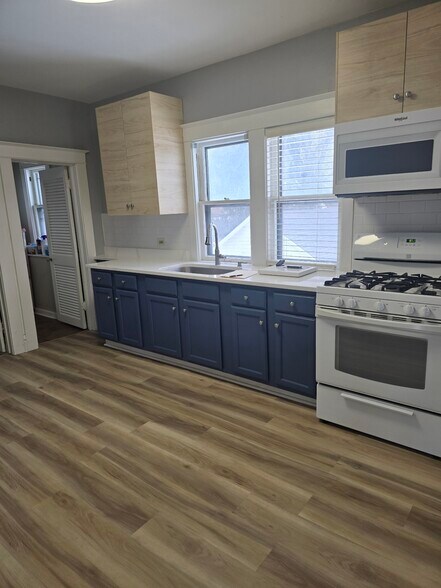 Includes microwave - 515 Houston St