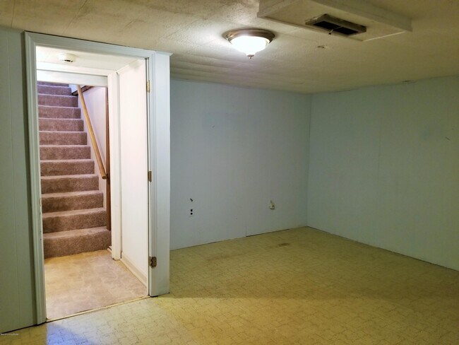 Building Photo - 8203 Camberley Dr