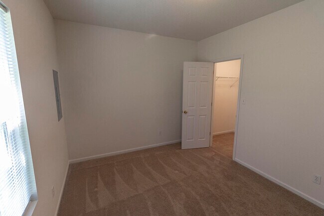 Building Photo - 3322 E St Charles Rd