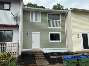 Building Photo - 18 Wayside Ct