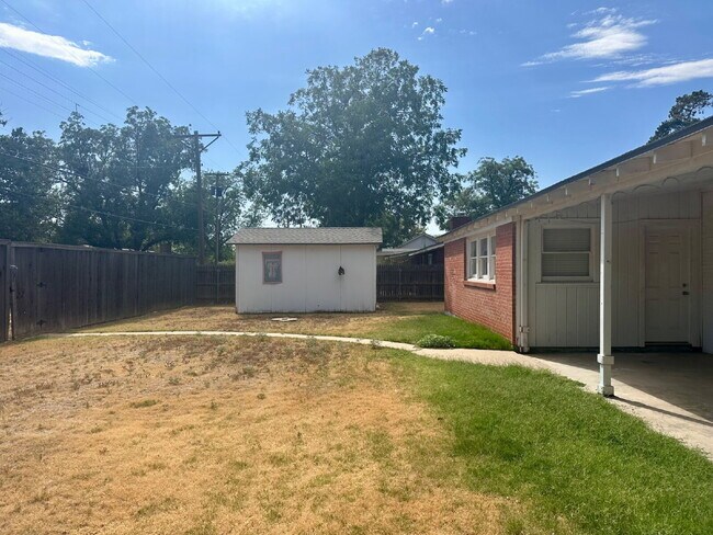 Building Photo - Spacious 4 bed 3 bath home!