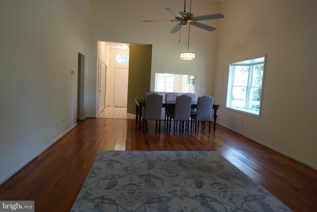 Building Photo - 6006 Bridgepointe Dr