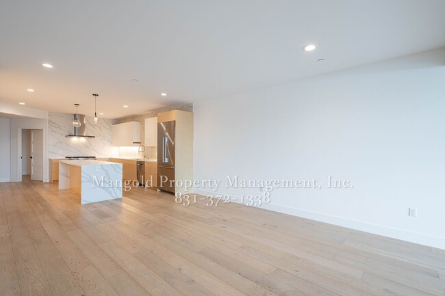 Building Photo - Luxurious 2-Bed 2.5-Bath Condo Located in ...