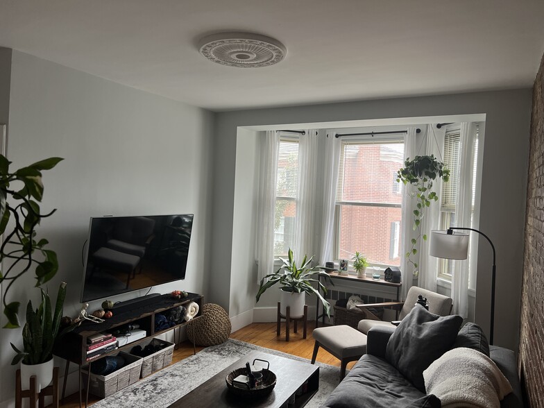 Building Photo - 2 Pearl St