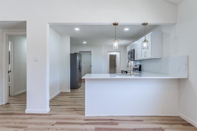 Building Photo - 1421 NE 8th St