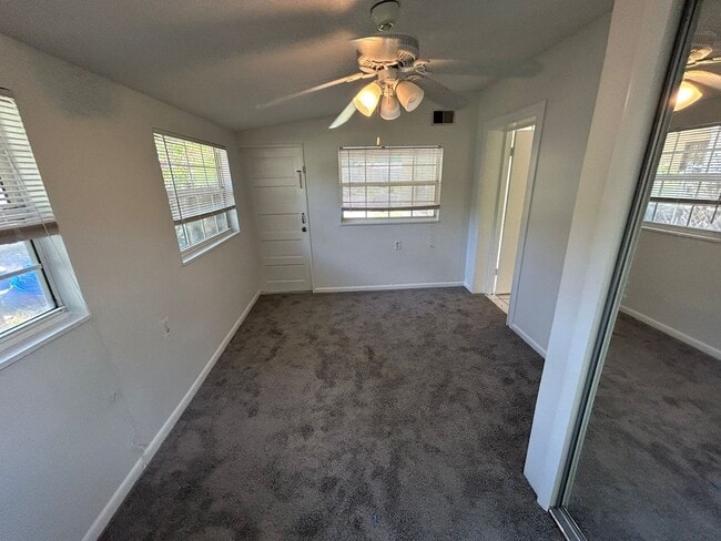 Building Photo - Cute Home in Saint Pete with a  Large Fenc...