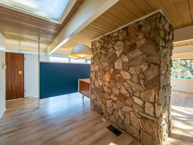 Building Photo - 1404 Oak Grove Dr