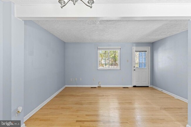 Building Photo - 8094 Grandview Ct