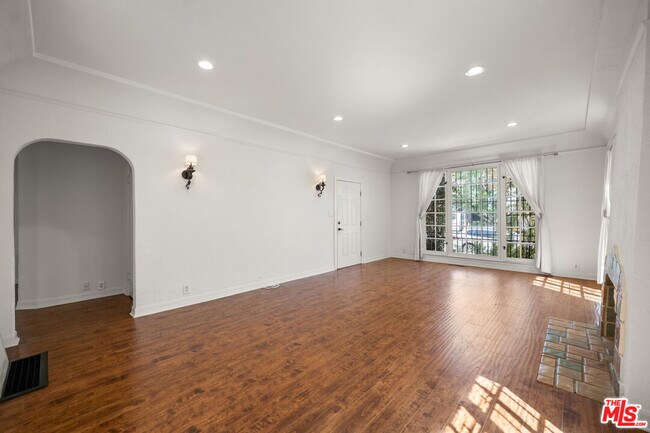 Building Photo - 123 S Orange Dr