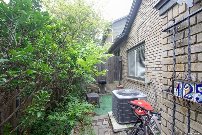 Building Photo - 1015 E Yager Ln