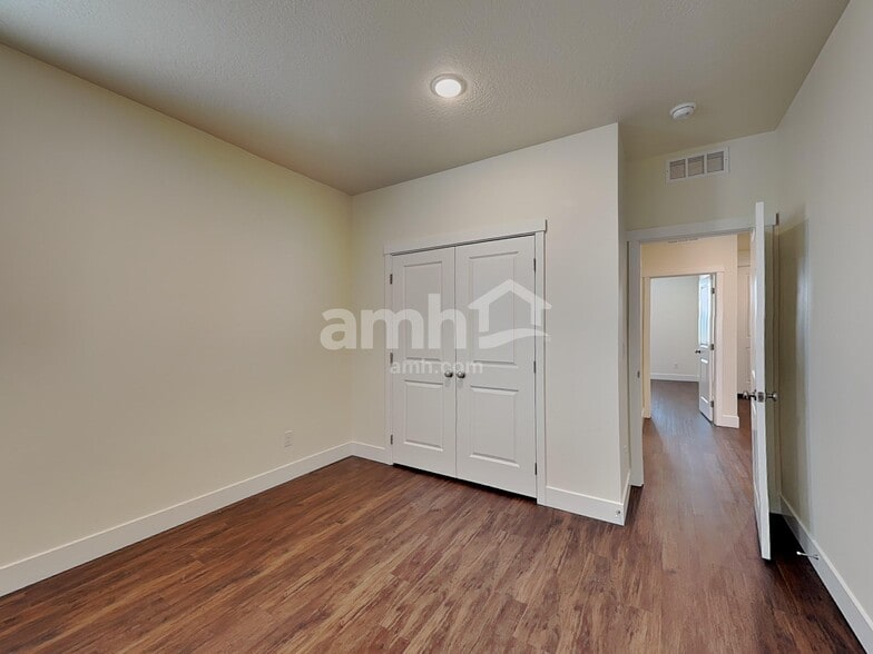 Building Photo - 2990 N Vigo Ave