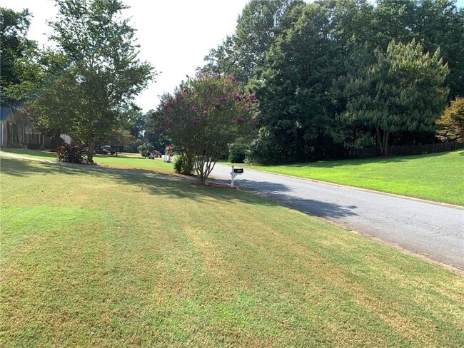 Building Photo - 4536 Woodlawn Lake Dr
