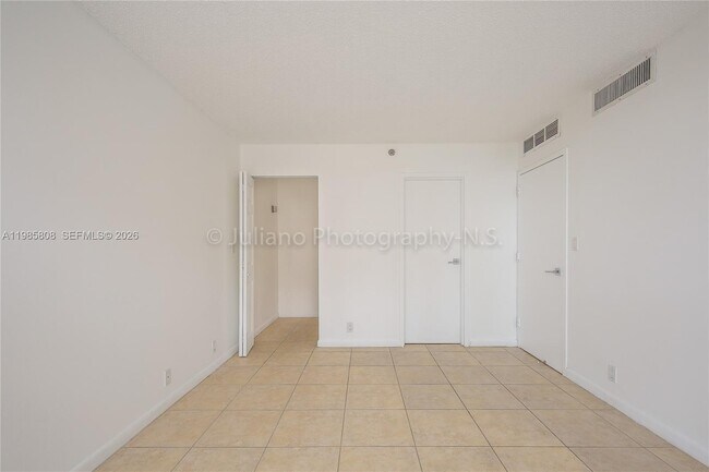 Building Photo - 7601 E Treasure Dr