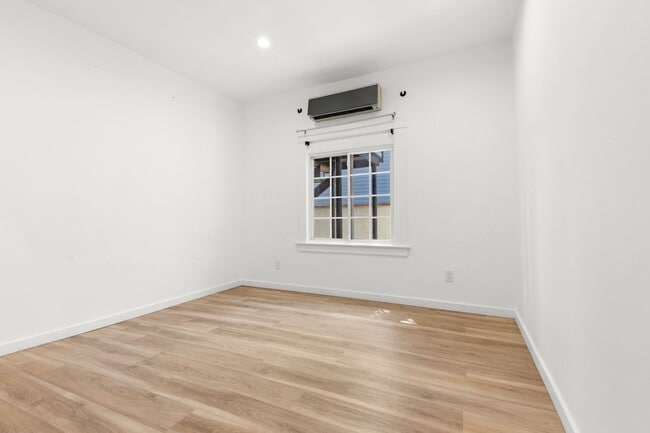Building Photo - This spacious 1 bedroom, 1 bathroom apartm...