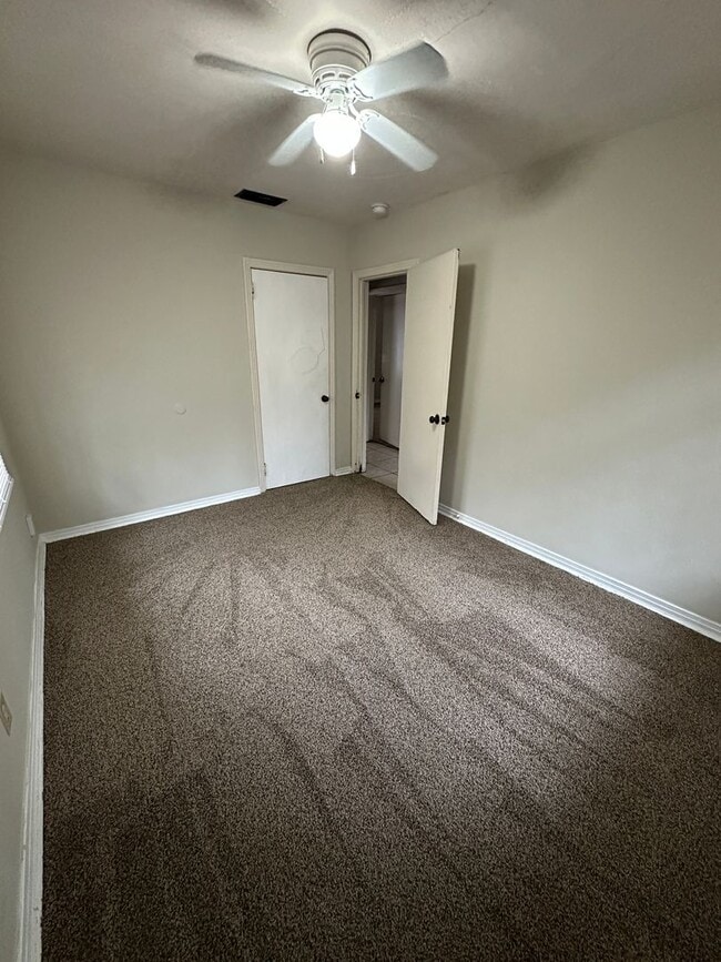 Building Photo - 3 Bed 1 Bath House with Fenced-in Yard. Available NOW!