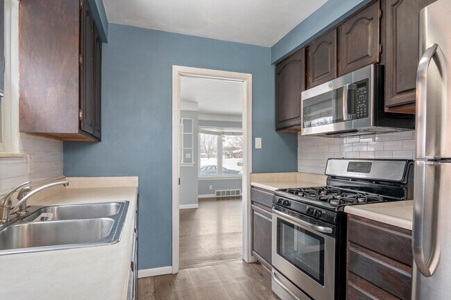 Building Photo - 27576 MacKenzie Dr