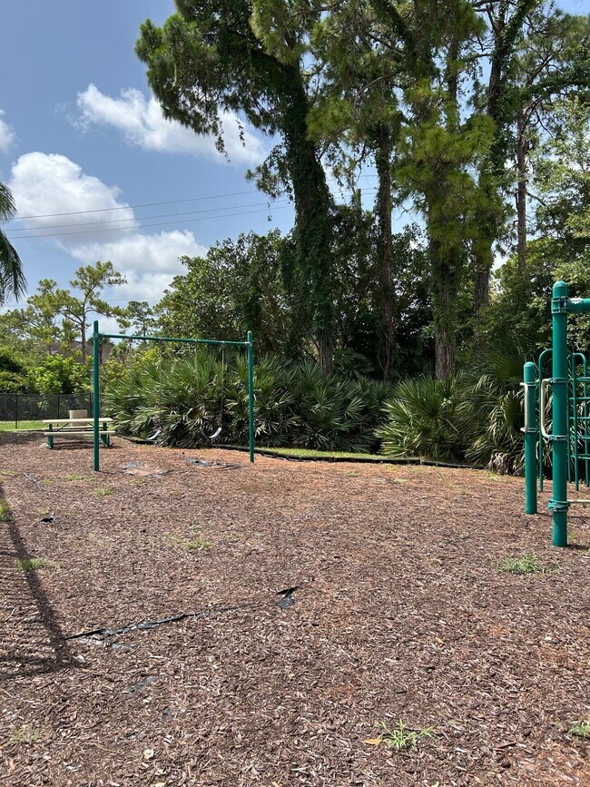 Building Photo - 1412 Seminole Palms Dr