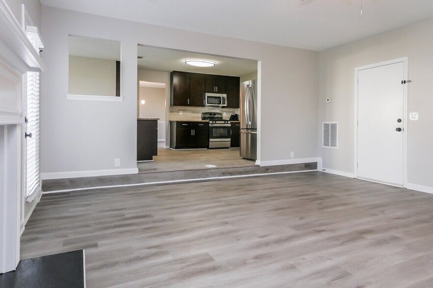 Building Photo - 1103 Village Oaks