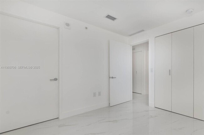 Building Photo - 700 NE 24th St